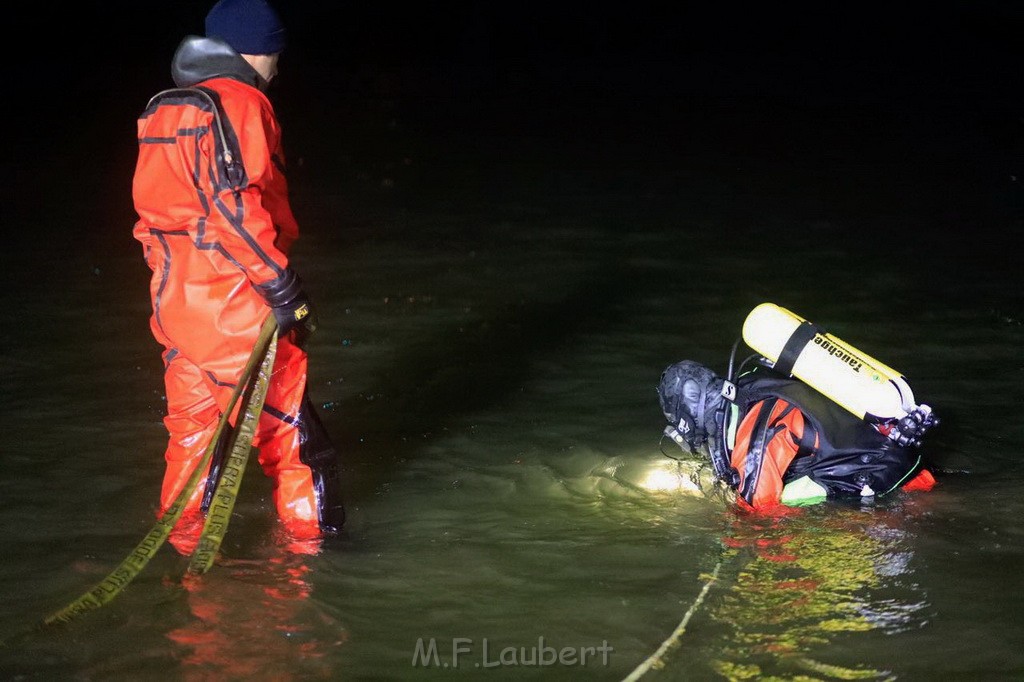 PKW im Rhein Koeln Merkenich neben dem Hitdofer Faehranleger P11.jpg